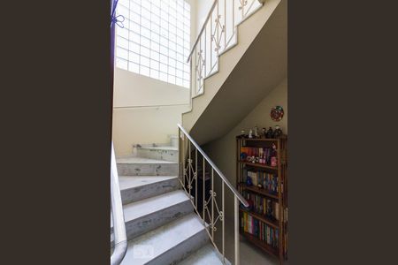 Escadas de casa à venda com 4 quartos, 250m² em Vila Paulicéia, São Paulo
