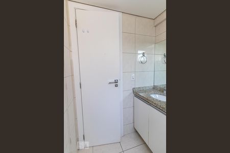 Banheiro de kitnet/studio para alugar com 1 quarto, 31m² em Centro, Curitiba