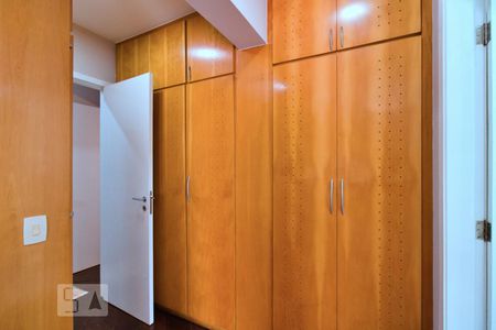 Apartamento para alugar com 240m², 4 quartos e 4 vagas Apartamento para alugar com 240m², 4 quartos e 4 vagasCloset da Suíte 1