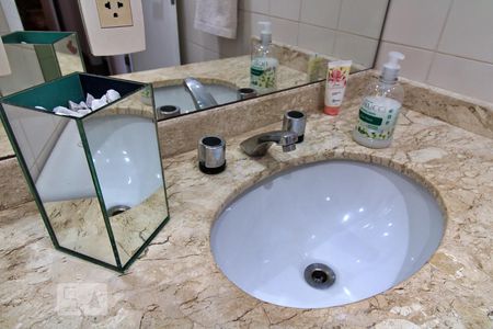 Apartamento para alugar com 240m², 4 quartos e 4 vagas Apartamento para alugar com 240m², 4 quartos e 4 vagasBanheiro