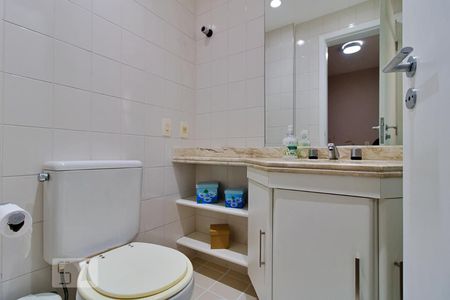 Apartamento para alugar com 240m², 4 quartos e 4 vagas Apartamento para alugar com 240m², 4 quartos e 4 vagasBanheiro da Suíte 2