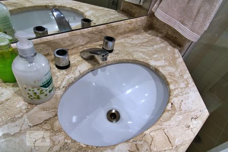 Apartamento para alugar com 240m², 4 quartos e 4 vagas Apartamento para alugar com 240m², 4 quartos e 4 vagasBanheiro da Suíte 2