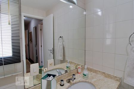 Apartamento para alugar com 240m², 4 quartos e 4 vagas Apartamento para alugar com 240m², 4 quartos e 4 vagasBanheiro