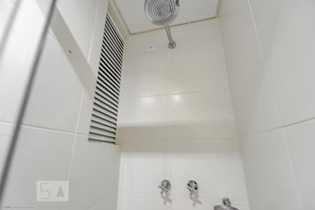 Banheiro de kitnet/studio para alugar com 1 quarto, 40m² em Centro, Curitiba