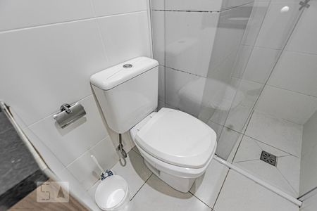 Banheiro de kitnet/studio para alugar com 1 quarto, 40m² em Centro, Curitiba