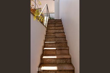 Casa para alugar com 281m², 3 quartos e 4 vagas Casa para alugar com 281m², 3 quartos e 4 vagasEscada