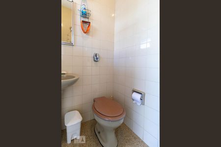 Casa para alugar com 281m², 3 quartos e 4 vagas Casa para alugar com 281m², 3 quartos e 4 vagasBanheiro de Serviço