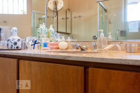 Casa para alugar com 281m², 3 quartos e 4 vagas Casa para alugar com 281m², 3 quartos e 4 vagasBanheiro da Suíte 1