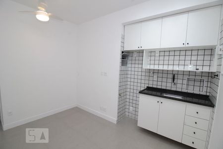 Cozinha de apartamento à venda com 1 quarto, 29m² em Copacabana, Rio de Janeiro