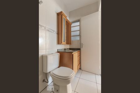 Banheiro de apartamento à venda com 1 quarto, 48m² em Sarandi, Porto Alegre