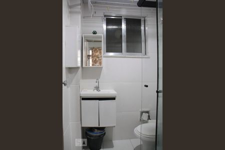 Banheiro de kitnet/studio para alugar com 1 quarto, 25m² em Centro, Niterói