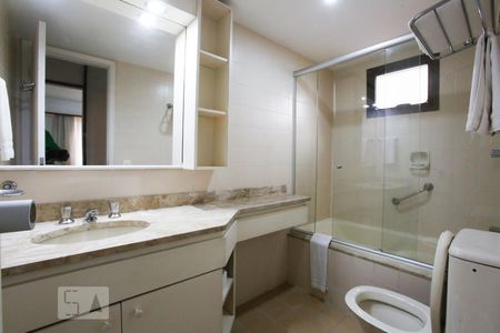 Banheiro  de apartamento à venda com 1 quarto, 62m² em Itaim Bibi, São Paulo