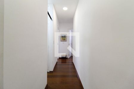 Apartamento à venda com 167m², 4 quartos e 2 vagas Apartamento à venda com 167m², 4 quartos e 2 vagasCorredor Quartos