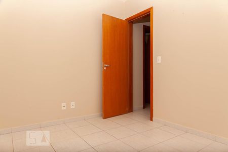 Quarto 1 de apartamento para alugar com 2 quartos, 52m² em Presidente Roosevelt, Uberlândia