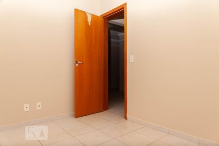 Quarto 2 de apartamento para alugar com 2 quartos, 52m² em Presidente Roosevelt, Uberlândia