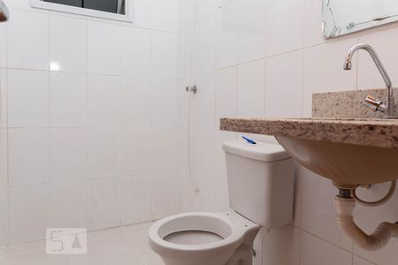 Banheiro de apartamento para alugar com 2 quartos, 52m² em Presidente Roosevelt, Uberlândia