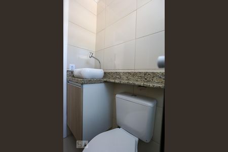 Banheiro de apartamento para alugar com 2 quartos, 52m² em Parque Assunção, Taboão da Serra