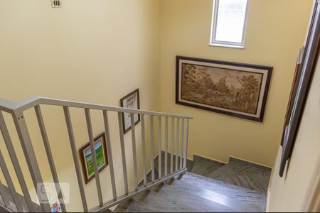 Casa à venda com 276m², 3 quartos e 3 vagas Casa à venda com 276m², 3 quartos e 3 vagasEscada