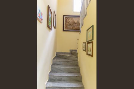 Casa à venda com 276m², 3 quartos e 3 vagas Casa à venda com 276m², 3 quartos e 3 vagasEscada