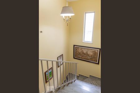 Casa à venda com 276m², 3 quartos e 3 vagas Casa à venda com 276m², 3 quartos e 3 vagasEscada