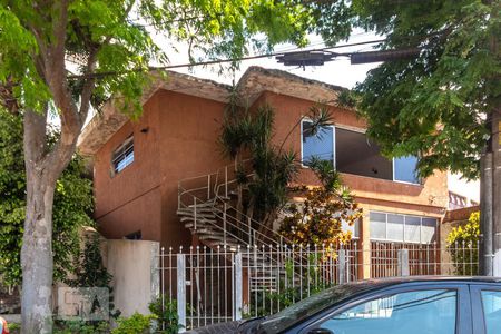 Casa para alugar com 250m², 3 quartos e 3 vagas Casa para alugar com 250m², 3 quartos e 3 vagasFachada