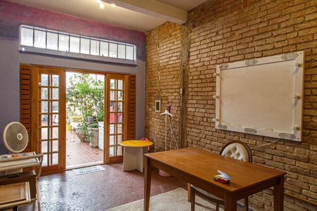 Casa à venda com 220m², 4 quartos e 3 vagas Casa à venda com 220m², 4 quartos e 3 vagasStudio