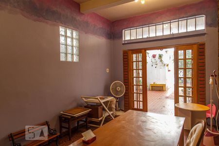 Casa à venda com 220m², 4 quartos e 3 vagas Casa à venda com 220m², 4 quartos e 3 vagasStudio