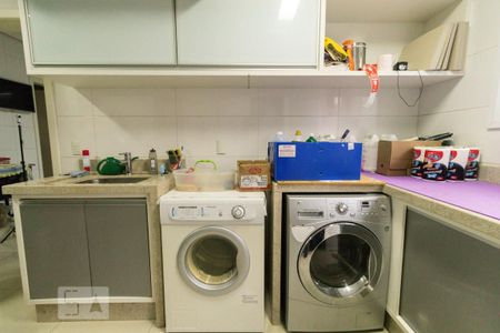 Casa de condomínio à venda com 320m², 4 quartos e 4 vagas Casa de condomínio à venda com 320m², 4 quartos e 4 vagasÁrea de Serviço