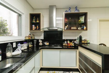 Casa de condomínio à venda com 320m², 4 quartos e 4 vagas Casa de condomínio à venda com 320m², 4 quartos e 4 vagasCozinha