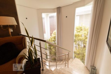 Casa de condomínio à venda com 320m², 4 quartos e 4 vagas Casa de condomínio à venda com 320m², 4 quartos e 4 vagasEscada