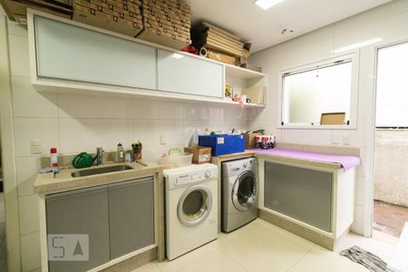 Casa de condomínio à venda com 320m², 4 quartos e 4 vagas Casa de condomínio à venda com 320m², 4 quartos e 4 vagasÁrea de Serviço