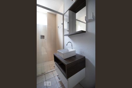 Banheiro de apartamento à venda com 1 quarto, 42m² em Jardim do Salso, Porto Alegre