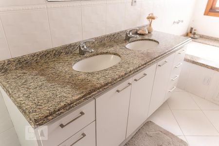 Casa à venda com 198m², 3 quartos e 2 vagas Casa à venda com 198m², 3 quartos e 2 vagasBanheiro Suíte