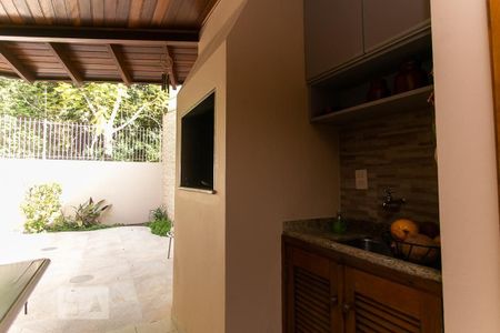 Casa à venda com 198m², 3 quartos e 2 vagas Casa à venda com 198m², 3 quartos e 2 vagaschurrasqueria