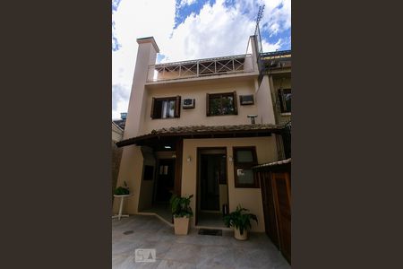 Casa à venda com 198m², 3 quartos e 2 vagas Casa à venda com 198m², 3 quartos e 2 vagasPátio