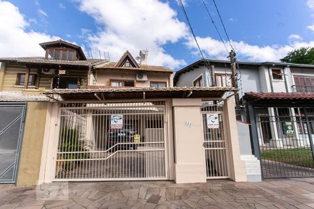 Casa à venda com 198m², 3 quartos e 2 vagas Casa à venda com 198m², 3 quartos e 2 vagasFachada