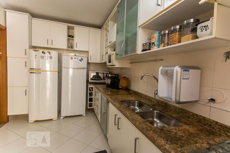 Casa à venda com 198m², 3 quartos e 2 vagas Casa à venda com 198m², 3 quartos e 2 vagasCozinha