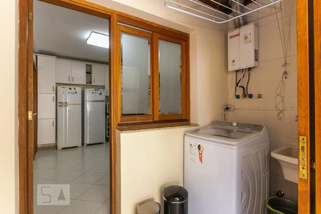 Casa à venda com 198m², 3 quartos e 2 vagas Casa à venda com 198m², 3 quartos e 2 vagasÁrea de Serviço
