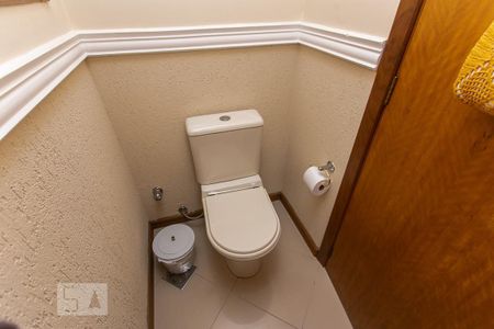 Casa à venda com 198m², 3 quartos e 2 vagas Casa à venda com 198m², 3 quartos e 2 vagasBanheiro de entrada