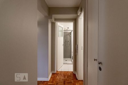 Corredor para os quartos de apartamento para alugar com 3 quartos, 135m² em Itaim Bibi, São Paulo