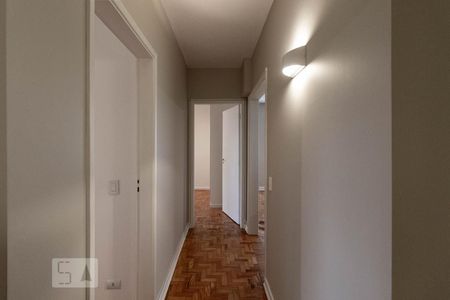Corredor para os quartos de apartamento para alugar com 3 quartos, 135m² em Itaim Bibi, São Paulo