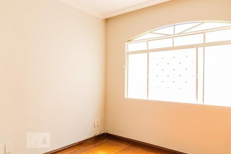 Sala 2 de casa para alugar com 3 quartos, 270m² em Floramar, Belo Horizonte