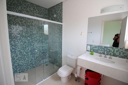 Casa de condomínio à venda com 500m², 6 quartos e 3 vagas Casa de condomínio à venda com 500m², 6 quartos e 3 vagasBanheiro da Suite 3