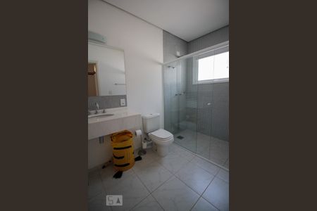 Casa de condomínio à venda com 500m², 6 quartos e 3 vagas Casa de condomínio à venda com 500m², 6 quartos e 3 vagasBanheiro da Suite 2