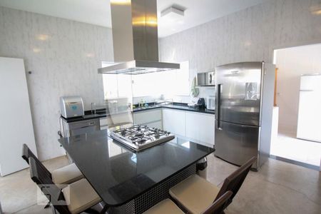 Casa de condomínio à venda com 500m², 6 quartos e 3 vagas Casa de condomínio à venda com 500m², 6 quartos e 3 vagasCozinha