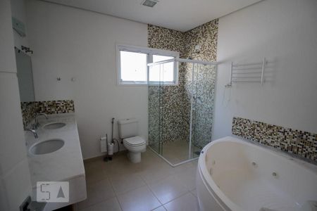 Casa de condomínio à venda com 500m², 6 quartos e 3 vagas Casa de condomínio à venda com 500m², 6 quartos e 3 vagasBanheiro da Suite 4