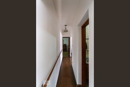 Casa à venda com 300m², 4 quartos e 2 vagas Casa à venda com 300m², 4 quartos e 2 vagasCorredor