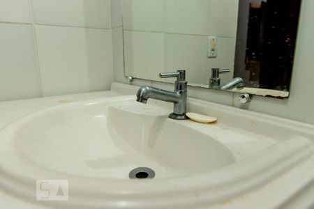 Banheiro de casa à venda com 2 quartos, 42m² em Olaria, Canoas