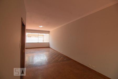 Casa à venda com 4 quartos, 216m² em Jardim das Acácias, São Paulo