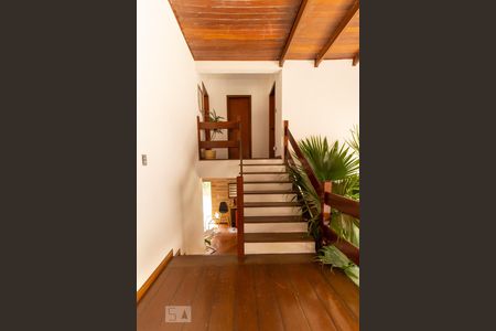 Casa para alugar com 365m², 4 quartos e 4 vagas Casa para alugar com 365m², 4 quartos e 4 vagasEscada